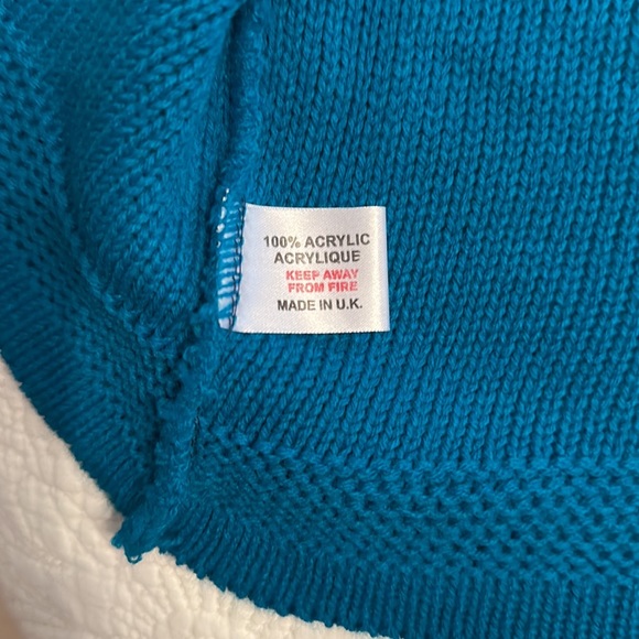 Women’s Knitted Cardigan With Beautiful Detail - Picture 9 of 10